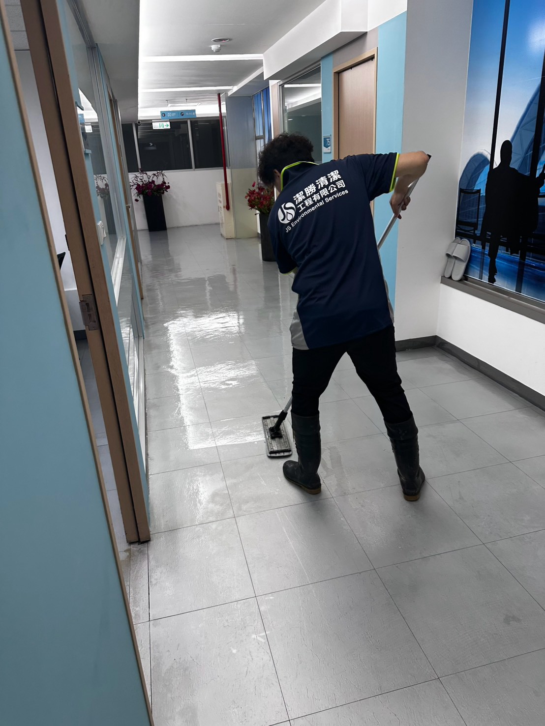 辦公走廊洗地打蠟－施工紀錄 2